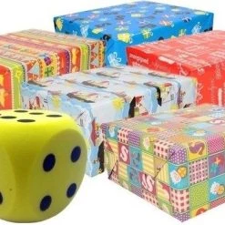 Bellatio Decorations Sinterklaas Spel Gele Dobbelsteen En 12x Inpakpapier Rollen - Pakjesavond Sinterklaasspel Dobbelstenen En Cadeaupapier Set -spellen-voor-volwassenen Verkoopwinkel 550x350 2