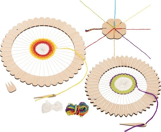 Goki WEEFGETOUW SET Diam.22/16/10cm, 8-delig, Met 7 Kleuren Wol, Hout, 6+ 1 Goki WEEFGETOUW SET Diam.22/16/10cm, 8-delig, Met 7 Kleuren Wol, Hout, 6+