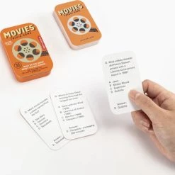 Kikkerland Movies Trivia - Pubquiz - 50 Vragen - Spel Voor Onderweg 6 Kikkerland Movies Trivia - Pubquiz - 50 Vragen - Spel Voor Onderweg -spellen-voor-volwassenen Verkoopwinkel 550x505 2