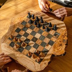 Schaakset Olijfolie & Honing Met Laden - Schaakspel - Schaakstukken - Schaakbord - Schaken - Bordspel - Handgemaakt - Cadeau - Kado - Hout - Zwart - Volwassenen & Kinderen - 55 X 55 X 10 Cm -spellen-voor-volwassenen Verkoopwinkel 550x823 2