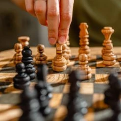 Schaakset Olijfolie & Honing Met Laden - Schaakspel - Schaakstukken - Schaakbord - Schaken - Bordspel - Handgemaakt - Cadeau - Kado - Hout - Zwart - Volwassenen & Kinderen - 55 X 55 X 10 Cm -spellen-voor-volwassenen Verkoopwinkel 550x823 3