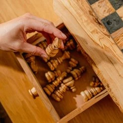 Schaakset Olijfolie & Honing Met Laden - Schaakspel - Schaakstukken - Schaakbord - Schaken - Bordspel - Handgemaakt - Cadeau - Kado - Hout - Zwart - Volwassenen & Kinderen - 55 X 55 X 10 Cm -spellen-voor-volwassenen Verkoopwinkel 550x823 4