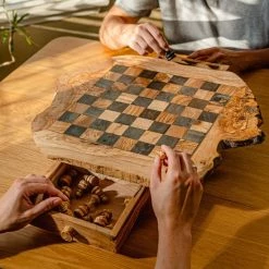 Schaakset Olijfolie & Honing Met Laden - Schaakspel - Schaakstukken - Schaakbord - Schaken - Bordspel - Handgemaakt - Cadeau - Kado - Hout - Zwart - Volwassenen & Kinderen - 55 X 55 X 10 Cm -spellen-voor-volwassenen Verkoopwinkel 550x823 7